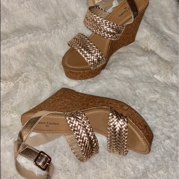 Gold wedge strappy sandal - Picture 2 of 2